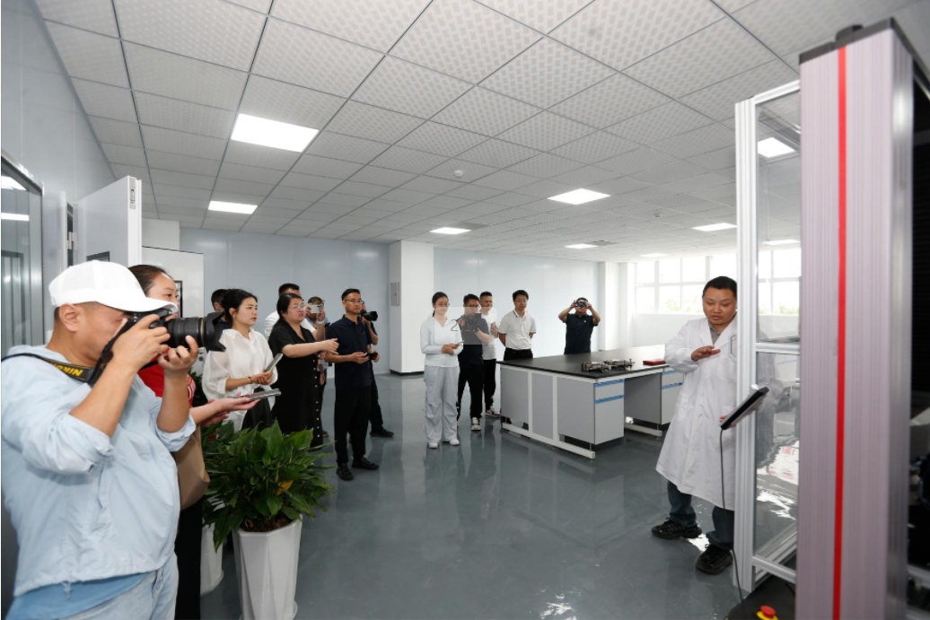 高质量发展看广元|进工厂挖现场 央省媒体齐聚广元经开区"采金"